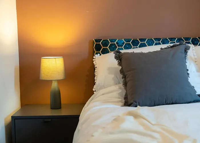 Cozy 2-Bedroom - Cyncoed Area